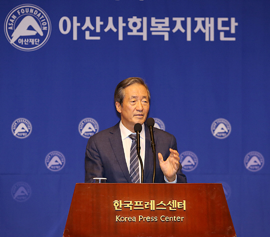 정몽준 아산사회복지재단 이사장이 27일 오후 서울 중구 한국프레스센터에서 열린 ‘저출산·고령화 시대와 한국형 사회복지’ 학술 심포지엄에서 인사말을 하고 있다. 아산사회복지재단 제공