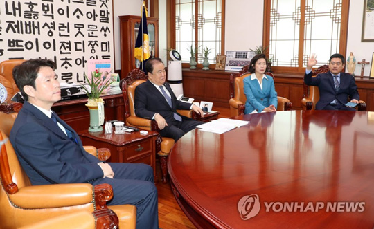(서울=연합뉴스) 문희상 국회의장이 28일 오전 의장실에서 여야 3당 원내대표들과 회동하고 있다. 왼쪽부터 더불어민주당 이인영 원내대표, 문 의장, 자유한국당 나경원, 바른미래당 오신환 원내대표.