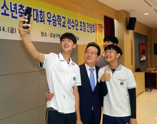 지난 6월 강남구청장기 소년축구대회에서 우승한 압구정중 학생들과 ‘셀카’를 찍는 정순균 구청장.