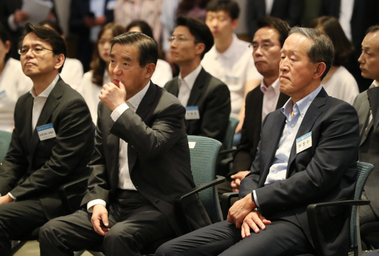 1일 서울 영등포구 여의동 전국경제인연합회 콘퍼런스센터에서 열린 2019 K-무브(K-MOVE) 일본 취업연수단 발대식에서 허창수(오른쪽) 전경련 회장과 김윤(가운데) 한일경제협회 회장이 어두운 표정으로 앉아 있다. 왼쪽은 마루야마 고헤이 주한일본대사관 공사.   연합뉴스