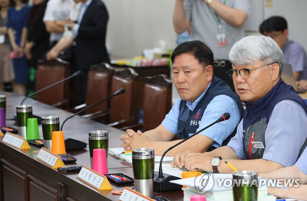 (세종=연합뉴스) 사용자 측이 두 차례 연속 불참한 가운데 2일 세종시 정부세종청사 고용노동부에서 열린 최저임금위원회 제7차 전원회의에서 백석근 민주노총 사무총장이 모두발언하고 있다.