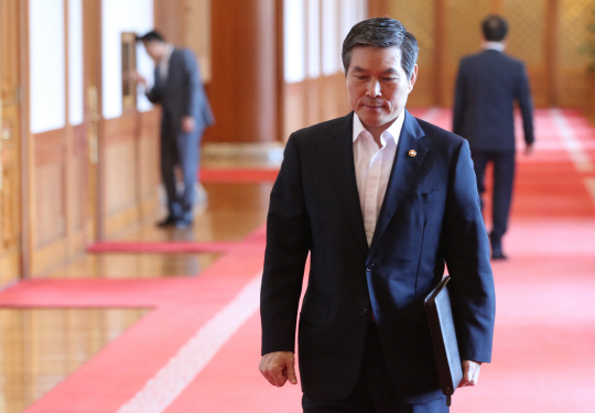 북한 어선의 ‘대기 귀순’ 사건 축소·은폐 의혹에 대한 정부 합동조사 결과 발표가 3일 오후 예정된 가운데, 정경두 국방부 장관이 2일 청와대에서 열린 국무회의에 참석하기 위해 회의장으로 걸어가고 있다.  연합뉴스