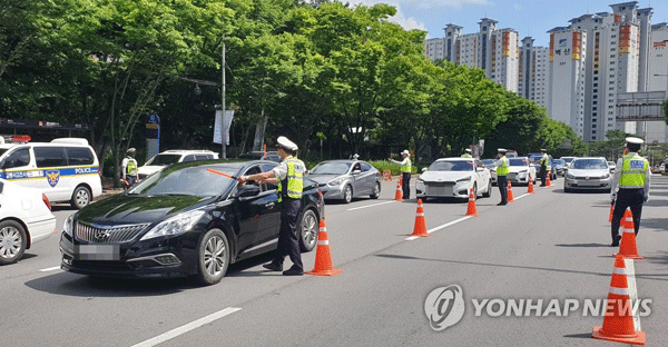 (광주=연합뉴스) 지난 6월 27일 오후 광주 북구 운암동 문화예술회관 후문 앞 도로에서 광주 북부경찰서 대원들이 주간 음주단속을 하고 있다.[광주 북부경찰서 제공]