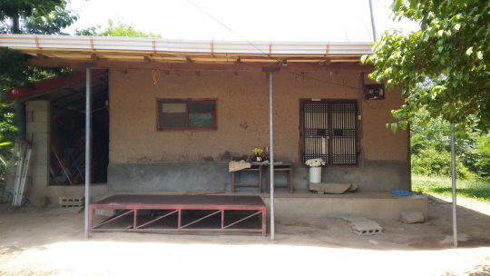 경북 안동시 일직면 조탑리 빌뱅이 언덕 아래 자리한 권정생 작가의 흙집. 권 작가는 1983년 여름에 이 집을 지어 2007년 세상을 떠날 때까지 머무르며 작품 활동을 펼쳤다.