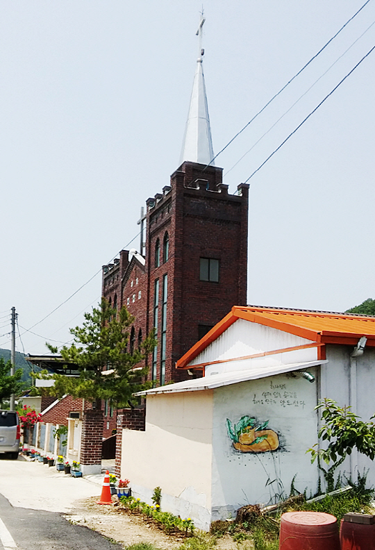오갈 데 없는 권정생 작가에게 문간방을 내줬던 경북 안동시 일직면 조탑리 일직교회. 권 작가는 1968년부터 1983년까지 매일 이른 새벽에 일어나 교회 종을 치는 종지기로 살았다.