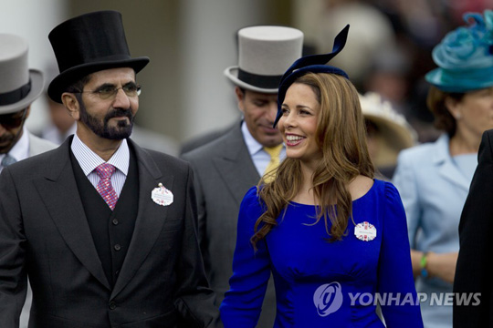 (런던 AP=연합뉴스) 아랍에미리트(UAE) 두바이 통치자인 셰이카 무함마드 빈 라시드 알 막툼(왼쪽)과 그의 부인인 전 요르단 국왕의 딸인 하야 공주가 2012년 6월 20일(현지시간) 영국 애스콧의 세계적 경마 대회 ‘로열 애스콧’에 참석해 나란히 걷고 있는 모습.
