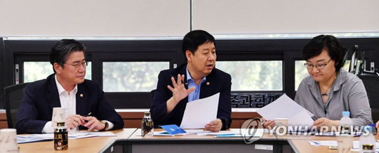 (서울=연합뉴스) 4일 서울지방조달청에서 열린 ‘소재·부품·장비 관련 관계부처 차관회의’에서 구윤철 기획재정부 2차관(가운데)과 정승일 산업통상자원부 차관, 문미옥 과학기술정보통신부 1차관이 회의하고 있다. 2019.7.4