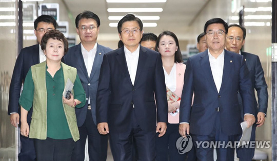 최고위원회의 들어서는 황교안 대표 [연합뉴스 자료 사진]