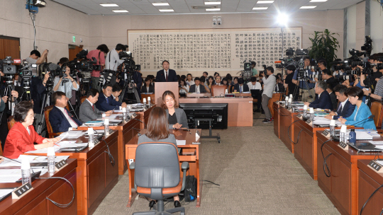 윤석열(뒤쪽 발언대에 서 있는 인물) 검찰총장 후보자가 8일 오전 국회에서 열린 인사청문회에 출석해 모두발언을 하고 있다.