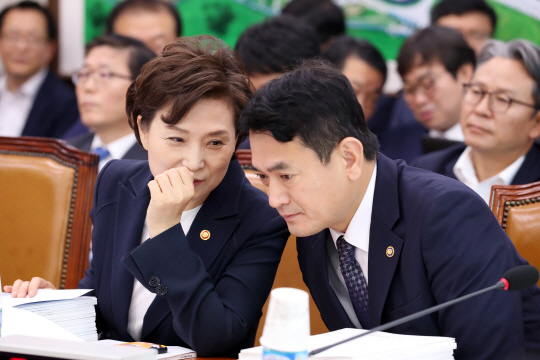 김현미(왼쪽) 국토교통부 장관이 8일 오전 국회에서 열린 국회 국토교통위원회 전체회의에 참석, 김경욱 제2차관과 대화하고 있다.  연합뉴스