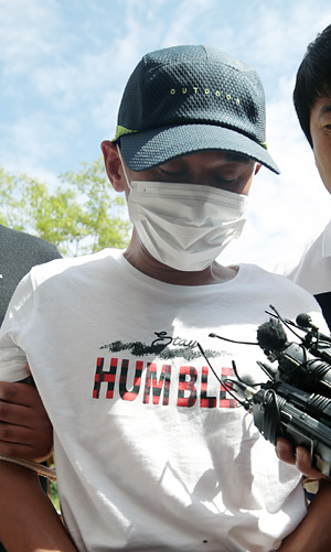 베트남인 아내를 폭행한 혐의를 받는 남편 A(36) 씨가 8일 오전 광주지법 목포지원에 구속 전 피의자 심문(영장실질심사)을 받기 위해 출석하고 있다. 연합뉴스