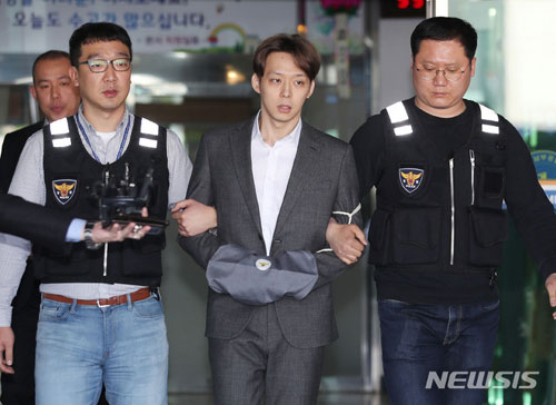 【수원=뉴시스】마약 투약 혐의로 구속돼 경찰 수사를 받아온 배우 겸 가수 박유천이 3일 오전 경기 수원 남부경찰서에서 검찰에 송치되고 있다. 2019.05.03.