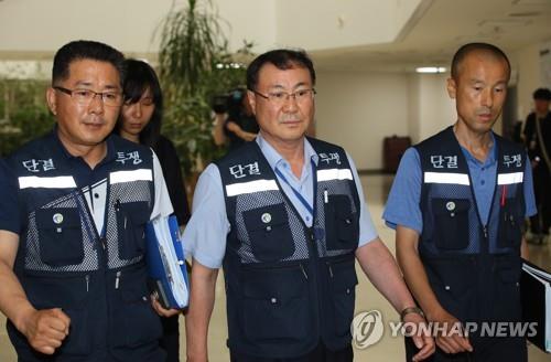 (세종=연합뉴스) 지난 5일 세종시 정부세종청사 중앙노동위원에서 열린 마지막 조정회의에 우정노조 관계자들이 입장하고 있다. [연합뉴스 자료사진]