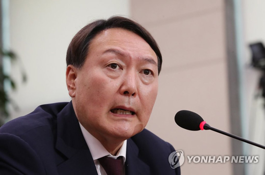 (서울=연합뉴스) 윤석열 검찰총장 후보자가 8일 국회 법제사법위원회에서 열린 인사청문회에서 의원들의 질의에 답변하고 있다.