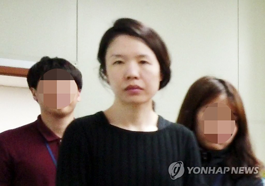 (제주=연합뉴스) 전 남편을 살해한 혐의로 구속된 고유정(36)이 제주동부경찰서 유치장에서 나와 진술녹화실로 이동하고 있다. 앞서 지난 5일 제주지방경찰청은 신상공개위원회를 열어 고씨의 얼굴, 실명 등 신상을 공개하기로 결정했다.