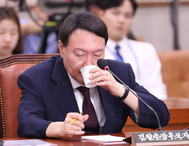 【서울=뉴시스】 전진환 기자 = 윤석열 검찰총장 인사청문회가 열린 지난 8일 오후 서울 여의도 국회 법제사법위원회 회의실에서 윤 후보자가 답변 중 물을 마시고 있다. 2019.07.08.