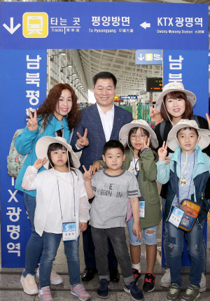 KTX 광명역에서 박승원(윗줄 가운데) 광명시장이 남북평화철도 출발역 지정을 기원하며 진행한 DMZ 열차 기행에 앞서 시민들과 기념 촬영을 하고 있다.  광명시 제공