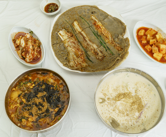 안목해안에 위치한 안목바다식당에서는 여름 메뉴인 콩국수와 장칼국수, 메밀전 등을 맛볼 수 있다.