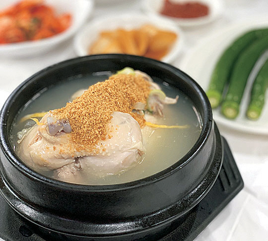 예쁜 단층 가옥을 개조한 백제삼계탕에서는 삼계탕에 깨를 잔뜩 올려 낸다.