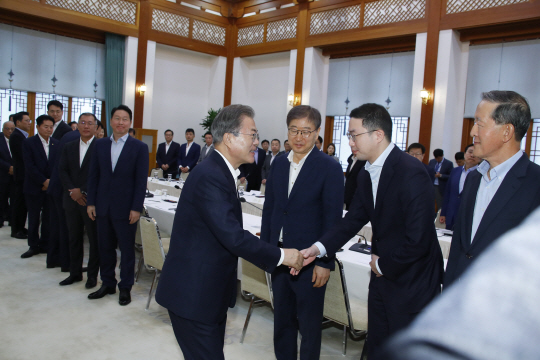 문재인 대통령이 10일 오전 청와대에서 열린 경제계 주요 인사 초청 간담회에 앞서 구광모(오른쪽 두 번째) LG 회장, 허창수(〃첫 번째) GS 회장, 윤부근(〃세 번째) 삼성전자 부회장 등과 악수하면서 이야기를 나누고 있다.   연합뉴스