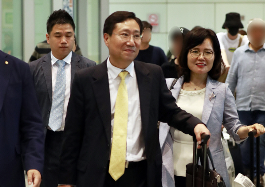 중국 공산당 중앙당교와 정책협력 강화를 위해서 9일 베이징을 방문한 양정철(가운데) 민주연구원장이 서우두 국제공항에 도착해 입국장을 빠져나가고 있다. 양 원장은 오는 12일까지 중국에 머물며 중앙당교와 선전 첨단 산업 현장 등을 방문한다.  연합뉴스