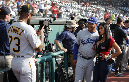 LA 다저스의 데이브 로버츠(사진) 감독이 10일 오전(한국시간)  메이저리그 올스타전을 앞두고 펠리페 바스케스(피츠버그 파이리츠)의 여동생과 함께 사진을 찍고 있다.  EPA 연합뉴스