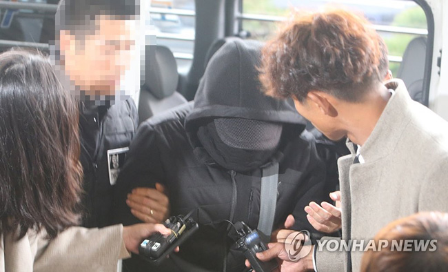 (제주=연합뉴스) 보육교사를 강간 살해한 혐의로 사전 구속영장이 신청된 피의자 박모(49)씨가 지난 2018년 12월 21일 제주지법에서 열리는 구속 전 피의자 심문(영장실질심사)에 출석하려 법원을 들어서고 있다. 지난 5월 구속영장이 기각돼 박씨의 대한 구속영장은 이번이 두 번째다.[연합뉴스 자료사진]