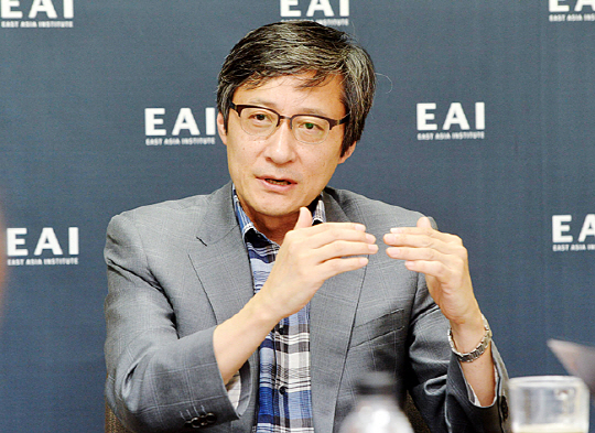 손열 한국국제정치학회장 겸 동아시아연구원(EAI) 원장이 지난 8일 서울 중구 을지로 EAI 회의실에서 열린 문화일보와의 파워 인터뷰에서 한·일 갈등의 근본적 원인은 “양측의 민족주의 충돌 때문”이라는 견해를 밝히고 있다. 김낙중 기자 sanjoong@