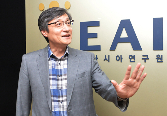 손열 한국국제정치학회장이 지난 8일 인터뷰가 끝난 뒤 동아시아연구원(EAI) 로비에서 1980년대 미국 시카고대 유학 시절 등을 이야기하면서 웃고 있다.  김낙중 기자 sanjoong@