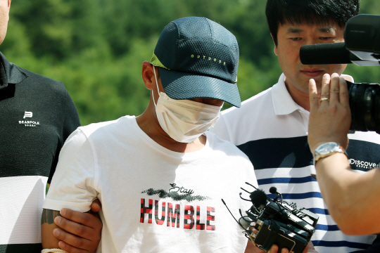 전남 영암에서 베트남인 아내를 폭행한 혐의로 구속된 남편 김모(36) 씨가 지난 8일 광주지법 목포지원에서 열린 구속영장심사에 출석하고 있다.   연합뉴스