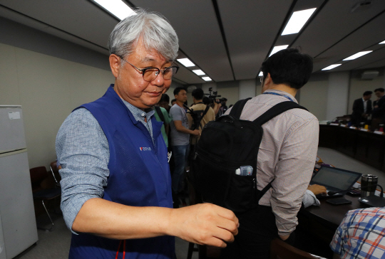 내년도 최저임금을 결정하는 최저임금위원회 전원회의가 열린 12일 근로자위원인 백석근 민주노총 사무총장이 정부세종청사 회의실을 굳은 표정으로 나서고 있다.   연합뉴스