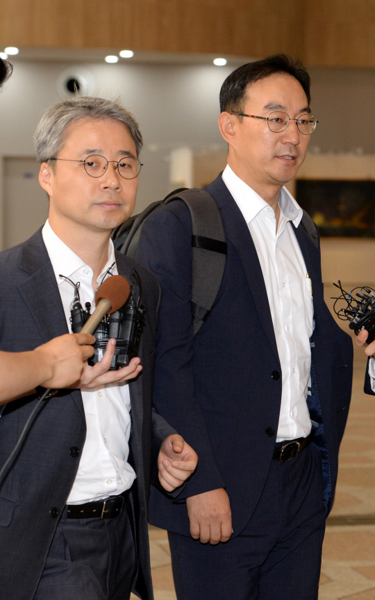 전찬수(오른쪽) 산업통상자원부 무역안보과장과 한철희 동북아통상과장이 한·일 전략물자 수출 통제 과장급 실무회의에 참석하기 위해 12일 오전 김포국제공항을 통해 일본으로 출국하고 있다.  곽성호 기자 tray92@