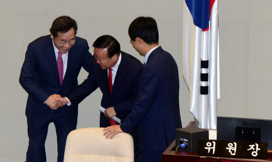 이낙연(왼쪽) 국무총리가 12일 오전 추가경정예산안 심의를 위해 처음 소집된 국회 예산결산특별위원회 전체회의에 출석, 회의 시작에 앞서 김재원(가운데) 국회 예결특위 위원장과 서로 웃으며 인사를 나누고 있다.