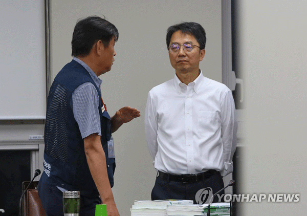 (세종=연합뉴스) 박준식 최저임금위원장(오른쪽)과 근로자위원인 김만재 금속노조연맹위원장이 11일 저녁 세종시 정부세종청사 고용노동부에서 열린 최저임금위원회 전원회의에서 정회 기간 도중 대화하고 있다.