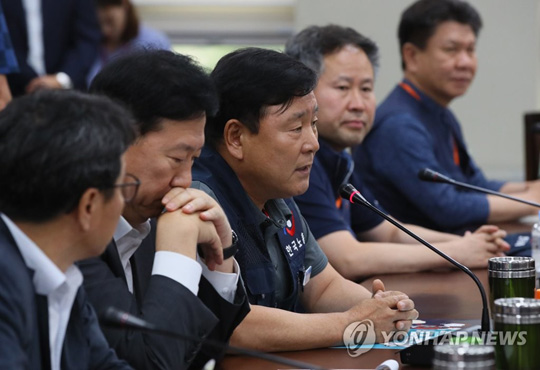 (세종=연합뉴스) 진성철 기자 = 근로자위원인 이성경 한국노총 사무총장이 11일 세종시 정부세종청사 고용노동부에서 열린 최저임금위원회 제12차 전원회의에서 모두발언하고 있다. 2019.7.11
