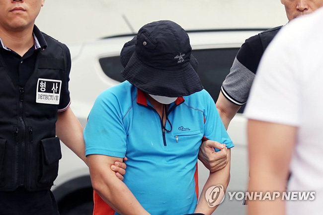 (광주=연합뉴스) 전자발찌를 찬 채 가정집에 침입해 모녀를 성폭행하려한 혐의(성폭력범죄의 처벌 등에 관한 특례법 위반)를 받는 선모(51)씨가 12일 구속 전 피의자심문(영장실질심사)에 출석하기 위해 광주지법에 들어서고 있다.