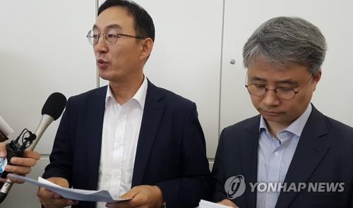 (도쿄=연합뉴스) 일본 정부의 수출규제 문제에 대응하기 위한 첫 실무회의에 참석했던 산업통상자원부의 전찬수 무역안보과장(왼쪽)과 한철희 동북아통상과장이 13일 하네다공항을 떠나기에 앞서 전날 일본 경제산업성 당국자와 나눈 의견을 설명하고 있다.