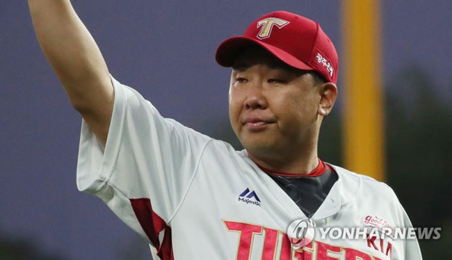 (광주=연합뉴스) 13일 오후 광주-KIA챔피언스필드에서 열린 프로야구 한화 이글스와 KIA 타이거즈 경기를 마지막으로 은퇴하는 KIA 이범호가 6회초 3루 수비에서 교체되면서 퇴장하며 눈물을 보이고 있다. 2019.7.13