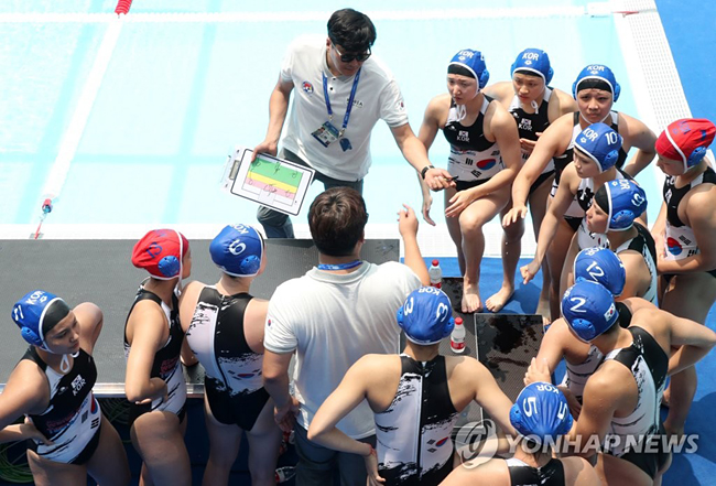 (광주=연합뉴스) 14일 오후 광주 광산구 남부대학교 수구경기장에서 열린 2019광주세계수영선수권대회 수구 여자부 조별리그 B조 1차전 한국과 헝가리의 경기. 한국의 진만근 코치가 선수들에게 작전을 지시하고 있다. 2019.7.14