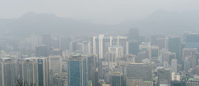 일본의 경제보복 확산 조짐과 외교적 해법 실종, 여기에 국내 기업의 수출 부진과 글로벌 경기 둔화까지 겹치면서 한국 경제가 시계 제로 상태로 빠져들고 있다. 15일 오전 서울 중구 남산에서 내려다본 서울 도심의 대기업 건물들이 안개와 초미세먼지에 갇혀 뿌옇게 보인다. 기상청에 따르면 이날 서울지역 초미세먼지 수준은 36~75로 ‘나쁨’을 기록했다.