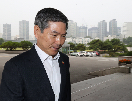 북한 어선의 ‘대기 귀순’ 사건에 이어 해군 2함대의 거동수상자(거수자) ‘허위 자수’ 조작 사건으로 야당으로부터 사퇴 압박을 받는 정경두 국방부 장관이 15일 오전 서울 용산구 국방부 청사로 출근하고 있다. 야당인 자유한국당은 이날 정 장관에 대한 해임건의안을 제출하기로 했다.  연합뉴스