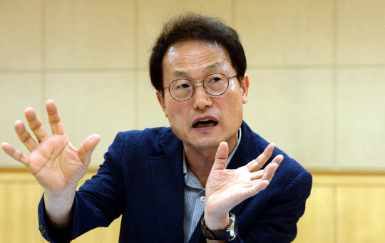 서울 지역 8개 자사고 재지정 평가 탈락으로 논란의 중심에 선 조희연 서울시교육감이 지난 12일 서울 중구 퇴계로 충무아트센터에서 가진 문화일보와의 단독 인터뷰에서 ‘수월성 교육을 죽이는 것 아니냐’는 학부모들의 지적에 대해  “평등 교육의 큰 틀 안에서 수월성 교육 요구를 꽃피우도록 하겠다”고 해명하고 있다.