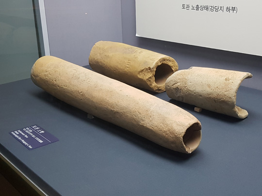 전북 익산시 왕궁리 유적 출토 백제 토관. 왕궁리 유적 전시관.