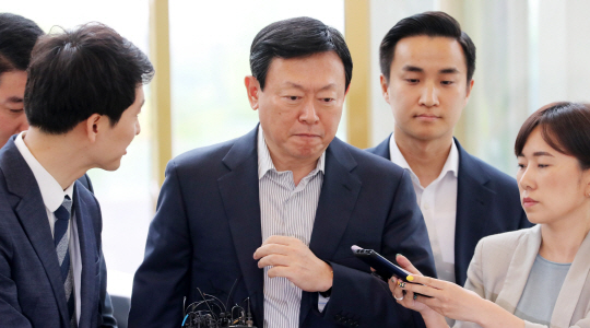 신동빈 롯데그룹 회장이 16일 오전 서울 송파구 롯데월드타워에서 열린 사장단 회의에 참석하면서 취재진의 질문을 받고 있다. 뉴시스