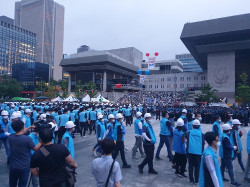 (서울=연합뉴스) 우리공화당(구 대한애국당)이 16일 서울 광화문광장에 설치한 천막을 자진 철거하고 세종문화회관 앞 인도에 다시 쳤다. 천막이 철거된 이후 서울시 직원들이 광장에서 대기하고 있다.