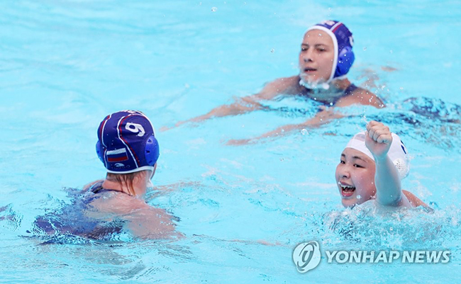 (광주=연합뉴스) 16일 광주 광산구 남부대학교 수구경기장에서 열린 2019 광주세계수영선수권대회 수구 여자부 조별리그 B조 2차전 한국과 러시아의 경기에서 한국의 경다슬이 첫 골을 성공시킨 뒤 환호하고 있다. 경다슬이 넣은 골은 대한민국 여자수구가 넣은 첫 골이다. 2019.7.16