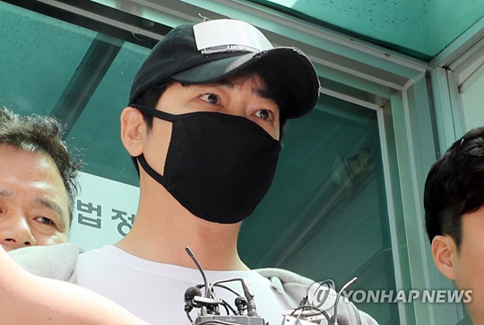 (성남=연합뉴스) 외주 스태프 여성 2명에 대한 준강간 혐의로 긴급체포된 배우 겸 탤런트 강지환 씨가 지난 12일 오전 수원지법 성남지원에서 열린 구속 전 피의자심문(영장실질심사)에 출석한 뒤 호송차량으로 이동하던 중 취재진에 심경을 밝히고 있다.[연합뉴스 자료사진]
