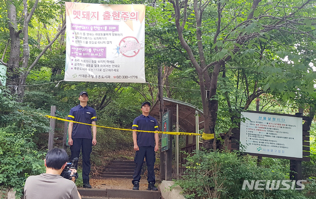 【서울=뉴시스】정두언 전 새누리당 의원이 16일 오후 서울 서대문구 홍은동 인근 공원에서 숨진채 발견됐다. 앞서 정 전 의원의 부인은 이날 오후 3시58분께 남편이 자택에 유서를 써놓고 서울 홍은동 실락공원 인근으로 나갔다고 신고했다. 사진은 이날 오후 시신이 발견된 공원의 모습. 2019.07.16.