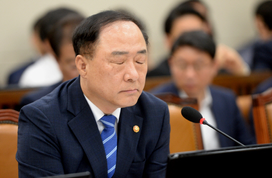 18일 오전 국회에서 열린 기획재정위원회 전체회의에 출석한 홍남기 부총리 겸 기획재정부 장관이 의원들의 질의를 들으며 눈을 감고 심각한 표정을 하고 있다.