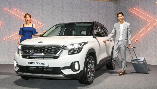 18일 오전 경기 여주시 마임 비전 빌리지에서 열린 기아자동차 셀토스 신차 공개 행사에서 모델들이 포즈를 취하고 있다.  기아차 제공